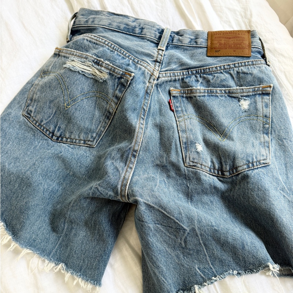 Women’s Levi’s shorts W26